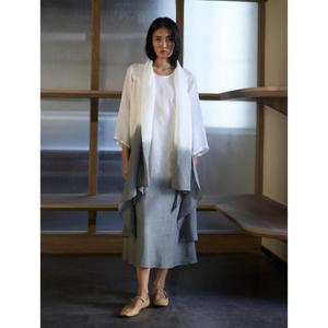 Conjunto de Vestido Maxi de Lino Ombre para Mujer con Chaqueta Transparente de Frente Abierto, Vestido sin Mangas con Degradado de Blanco a Gris, Estilo Contemporáneo para Resort - Product Image 2