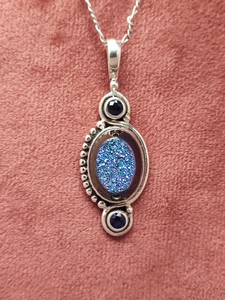 Pendentif en cristal Druzy avec chaîne, collier élégant en pierres précieuses, cadeau de bijoux pour femme, design unique et étincelant, un accessoire de mode affirmé - Product Image 1