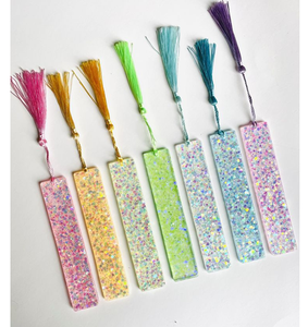 Marque-page en résine époxy bleu scintillant sur mesure, meilleur cadeau pour les amateurs de livres, avec des paillettes dorées, à un prix incroyable. - Product Image 2