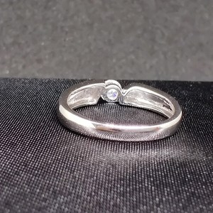 Bague audacieuse unisexe en or blanc 14 carats avec diamant rond de 0,41 carat cultivé en laboratoire, idéale comme cadeau surprise pour les amoureux ou pour les mariages. - Product Image 6