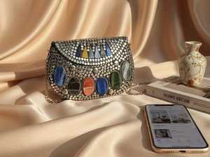 Sac à main de luxe fait main pour femme, orné de mosaïque florale artistique en métal et de perles, idéal pour les fêtes, les mariages et les voyages - Product Image 4