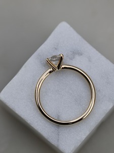 แหวนหมั้นเพชรทรงคุชชั่น 1 กะรัต ชุบทองคำขาว 14K ดีไซน์เรียบหรู รับรองโดย IGI วงแหวนเดี่ยวขนาด 1.6 มม. ของขวัญสำหรับผู้หญิง - Product Image 3