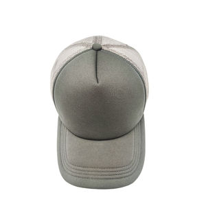 Gorra trucker de espuma gris lisa de cinco paneles con malla, transpirable, deportiva de verano, visera solar, ajustable con cierre snapback para hombres y mujeres - Product Image 5