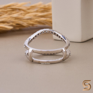 Anillo curvo de oro blanco de 10K con diamante de moissanita, doble fila, diseño de onda, espacio negativo y realce de oro - Product Image 3