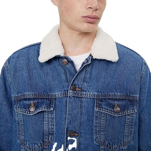 Veste en jean bleu délavé pour homme avec col en sherpa en coton d'hiver personnalisé en gros par HI 2026 - Product Image 1