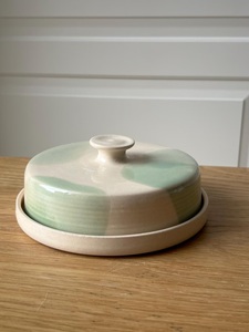 Mantequillera Contemporánea con Tapa de Perilla Suave, Plato Compacto para Servir, Acabado Esmaltado Duradero, Elegante Plato para Guardar Mantequilla - Product Image 5