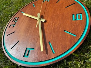 Reloj de pared de madera silencioso hecho a mano - Arte único con letras azul aguamarina - Product Image 3