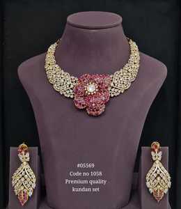 Conjunto de joyería Kundan premium 05596, collar y aretes en tono dorado, conjunto de collar nupcial floral, joyería nupcial india, para fiestas. - Product Image 1
