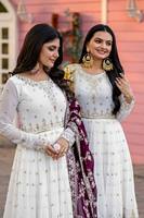 Salwar Kameez Sutra Putih Elegan dengan Dupatta Bordir Hijau, Panjang hingga Mata Kaki, Pakaian Pernikahan Wanita, Gaya Tradisional India Pakistan