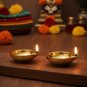 Lampe à huile artisanale en laiton plaqué or, support Diya sur piédestal, porte-mèche allongé, impression numérique pour la décoration de la maison, du temple et de Diwali - Product Image 1