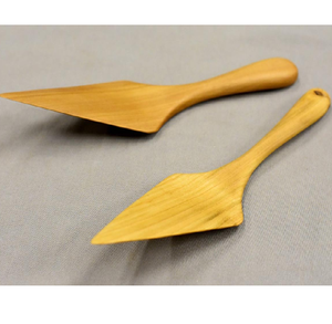 Cuchara para servir pasteles de madera natural, 2 piezas, forma triangular, para uso en su vajilla doméstica. - Product Image 4