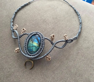 สร้อยคอมาคราเม่ลาบราโดไรต์ รูปวงรีสีฟ้าประกาย พร้อมจี้รูปพระจันทร์ เชือกสีเทา สไตล์โบโฮ ทำมือ งานแฮนด์เมด เครื่องประดับโดดเด่น - Product Image 2