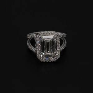 Anillo de Halo con Diamante de Corte Esmeralda Moissanite para Mujer, Plata 925 Original, Regalo Personalizado, Anillo de Diamantes con Banda Única - Product Image 1