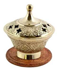 Quemador de incienso de latón con tapa ornamentada para rituales de fragancia tradicionales árabes e indios - Product Image 1