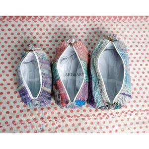 Prix de gros : Trousse de maquillage légère et polyvalente en coton matelassé, imprimé floral indien moderne au motif blocs, avec fermeture éclair - Product Image 4