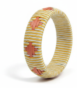 Bracelet tissé Verdan artisanal : Tissage de fils naturels colorés avec élégants accents de corail pour un style tribal - Product Image 6