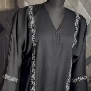 Abaya noire brodée, simple, droite, naturelle et modeste, avec col rond, manches longues, robe longue jusqu'au sol pour femmes, service OEM - Product Image 2