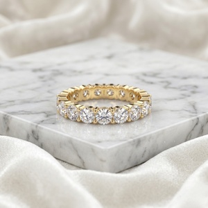 Bague éternité à sertissage à griffes, taille ronde, 3.05 carats au total - Product Image 1