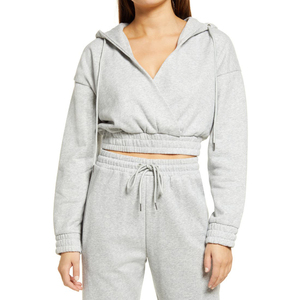 Conjunto de sudadera corta de forro polar para mujer al por mayor, de manga larga, informal, a la moda, con capucha y diseño cruzado. - Product Image 1