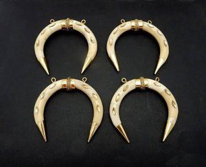 Colgante Artesanal de Hueso con Forma de Luna Creciente y Doble Colmillo, con Incrustaciones de Latón y Tapas de Oro y Plata, 3 Pulgadas, Joyería - Product Image 5