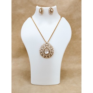 Conjunto de Collar y Pendientes de Plata 925 con Medallón Grande de Circonita Cúbica Estilo Victoriano, Chapado en Oro Antiguo, Hecho a Mano, para Novias Indias - Product Image 1