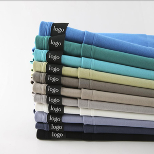 เสื้อยืดคอกลมแขนสั้นทรงปกติสำหรับผู้ชาย สีพื้น ผ้าฝ้ายเจอร์ซีย์ 100% พร้อมโลโก้ที่คอหลัง สไตล์ลำลอง - Product Image 1