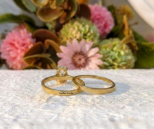 Lurba Jewels - Juego de Anillos de Compromiso y Boda de Moissanita con Corte Ovalado de 1.50 Quilates, con Engaste de Puntas, Estilo Lujoso, Oro Amarillo Real de 14k - Product Image 3