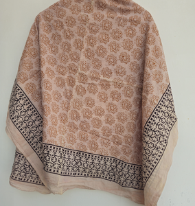 Paréo en coton doux fait main, sarong en coton pêche, imprimé floral artisanal, paréo bohème pour la plage - Vente en gros - Product Image 2