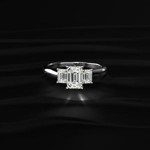 Anillo de Tres Piedras de Moissanita con Corte Esmeralda, Plata de Ley 925, Oro de 10k, 14k, 18k, Platino, Amarillo, Rosa, Blanco, 3.15 TCW VVS, Hecho a Mano - Product Image 1