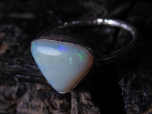 Bague en opale solide australienne sertie en bélière - Argent - Pierre de naissance d'octobre - Taille US 5 - Cadeau de mariage fait à la main pour elle - Product Image 2