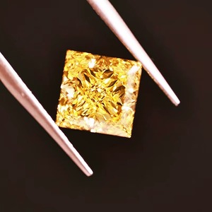 Diamante Cultivado en Laboratorio con Certificación IGI, Corte Princesa, Color Amarillo Fantasía, 1.5CT, SI1, 3EX, Proveedor Mayorista de Diamantes para Compradores Globales B2B - Product Image 1