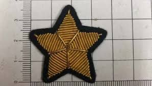 Écusson personnalisé brodé à la main avec étoiles et sequins, décoration de grade uniforme haut de gamme, en tissu non-tissé sans nickel avec épingle - Product Image 5