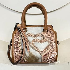 Nouveau sac Speedy en cuir véritable Western Hair On Hide, fait main, avec motif cœur clouté, sac de voyage style cowgirl, sac à main à poignée supérieure et bandoulière - Product Image 1