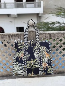 Sac à bandoulière matelassé en coton imprimé de créateur, pochette de soirée élégante avec finition haut de gamme - Product Image 4