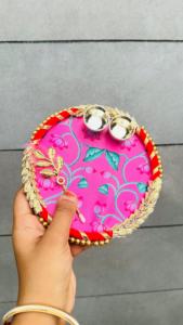 ถาดบูชาประดับตกแต่งแบบดั้งเดิม งานฝีมือประณีต สำหรับพิธีกรรมศักดิ์สิทธิ์ ถาดบูชาทำมือ ฐานผ้าสีแดงเข้ม - Product Image 2