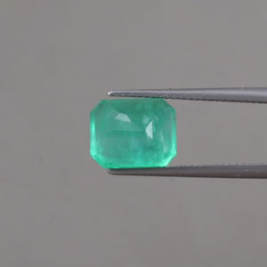 Esmeralda Verde Natural 100% Certificada por IGI, Corte Octogonal de 5.35 Quilates, 11x9mm 7.5mm, Tallada a Mano, Pulida, Encerada/Aceitada, Excelente Claridad - Product Image 3