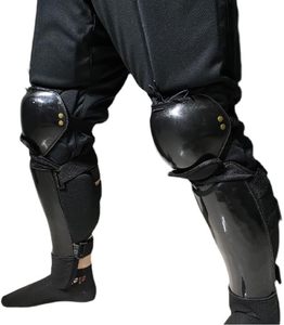 Protectores de piernas de PU negros con cierre de gancho y bucle, protección ligera para adultos, uso en todas las estaciones - Product Image 1