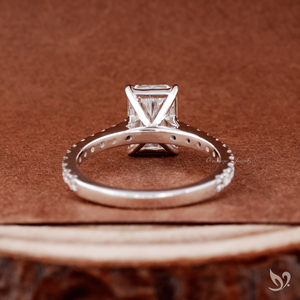 Bague de fiançailles audacieuse en or blanc 10K avec diamant de laboratoire taille radiant de 2 carats, sertie pavé cathédrale, certifiée IGI - Product Image 3