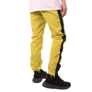 Pantalon de survêtement jaune pour homme avec bandes latérales noires, taille élastique, cordon de serrage, décontracté, léger, en polyester, pour l'automne - Product Image 4