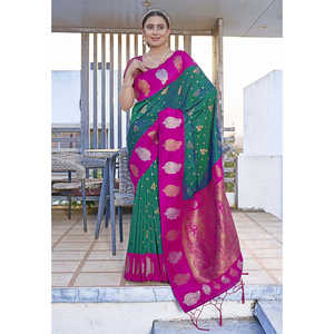 ผ้าไหมสีเขียวเนื้อนุ่มแบบอีลิทวีฟส์ พร้อมชุดเดรสคลับหรูหราที่มีลายปักดิ้นทองตัดกันอย่างสวยงาม - Product Image 3