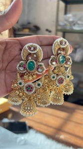 Boucles d'oreilles cachemiriennes de qualité supérieure, allure luxueuse, magnifiques boucles d'oreilles tendance, parfaites pour les mariages, les occasions festives, les soirées. - Product Image 1