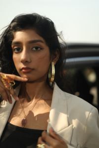 Pendientes de aro con incrustaciones de latón chapado en oro mate hechos a mano – Aros geométricos minimalistas con forma de lágrima para mujer - Product Image 2