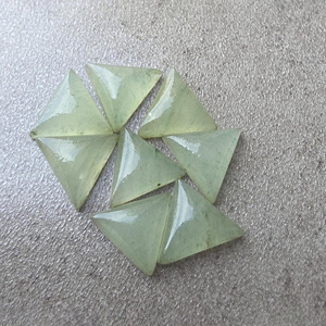 Aventurine verte naturelle AAA+ en forme de triangle, cabochon à dos plat, calibrée pour la fabrication de bijoux - Product Image 6