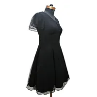 Robe midi décontractée noire à pois suisses en maille, col en V, boutonnée sur le devant, manches courtes volantées, taille empire, robe d'été
