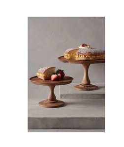 Support à gâteau en bois fait main avec des bords lisses pour un service alimentaire sûr et une décoration de fête - Product Image 1