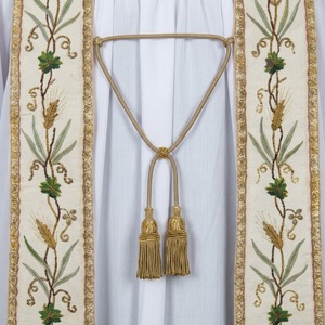 Étole d'église artisanale haut de gamme, fabriquée avec un tissu blanc de haute qualité et décorée d'une élégante broderie florale dorée et verte. - Product Image 4