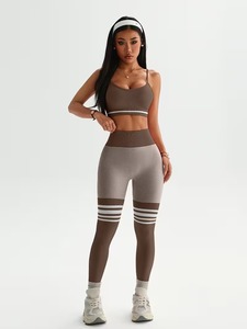 Ensemble de sport deux pièces sans coutures avec débardeur court à empiècements contrastants et legging de course froncé effet push-up - Product Image 5