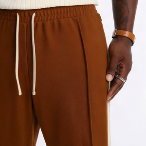 Pantalon de survêtement homme marron coupe décontractée avec logo personnalisé, cordon de serrage, bande latérale et taille élastique – Idéal pour l'été et le sport - Product Image 3