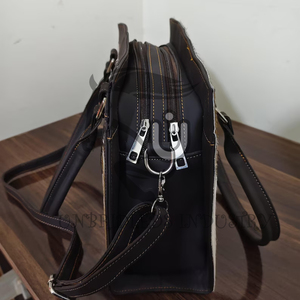 Bolso tote vintage de cuero genuino negro con cierre de cremallera y correa ajustable - Product Image 4