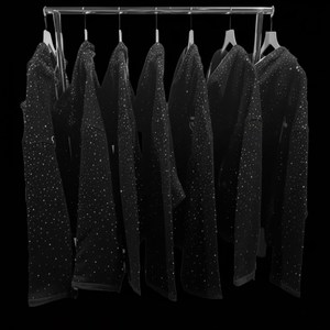 Survêtement à capuche personnalisé écologique noir avec strass pour homme et femme, coupe ample en polyester/coton pour l'hiver - Product Image 4